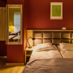 Eskapada - pokój 3 - łóżko w świetle lampek nocnych