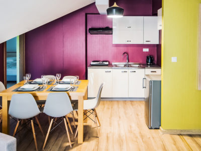 Eskapada - apartament 4 - stół i aneks kuchenny