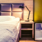 Eskapada - pokój 6 -łóżko i lodówka w świetle lampek nocnych